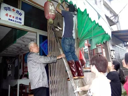 東莞推拉伸縮雨棚，臺風暴雨高溫天氣該注意啥？